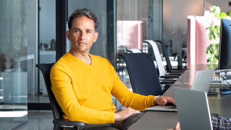 Twee mannen werkend aan een bureau