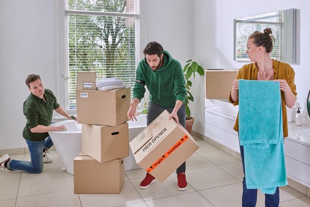 man en vrouw verhuizen spullen