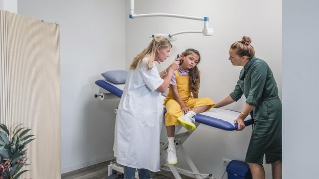 Dokter controleert het oor van een kind.