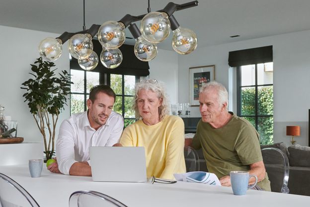 oudere man en vrouw samen achter laptop