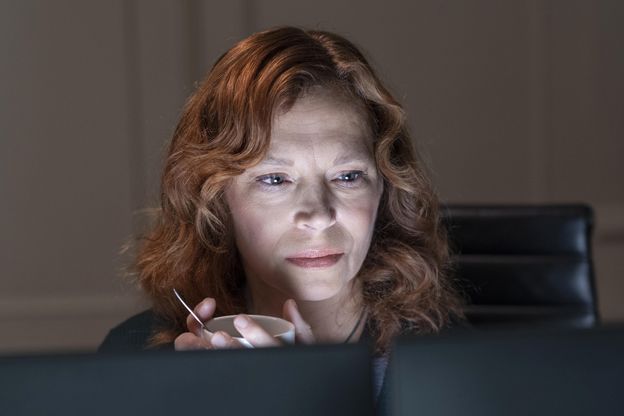 Woman looking at computerscreens